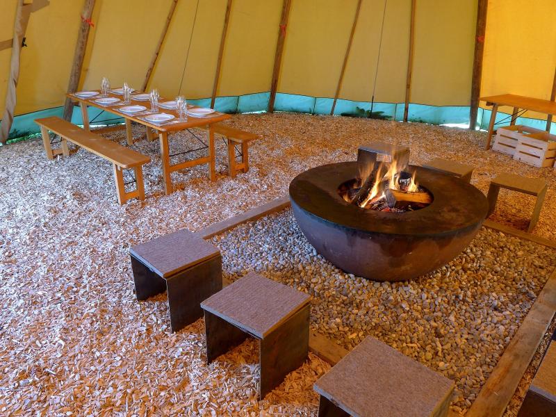 Feuerring mit Tisch.jpg